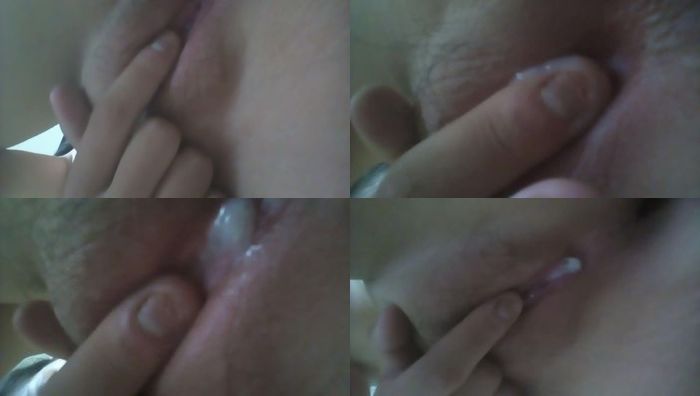 幼幼这么小就看A片学会了自慰扣逼白浆都扣出来视频