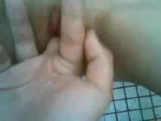 小女孩在公园里躲在某个角落帮大哥哥舔鸡巴口交视频