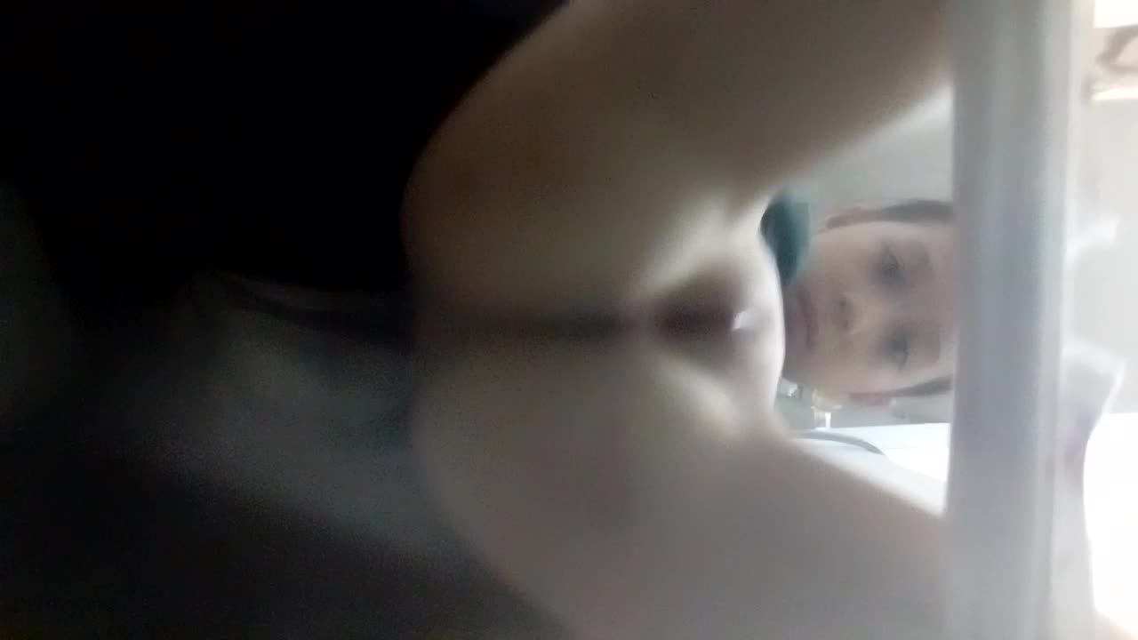 大白天的小女孩好大胆吧自己锁在卫生间捏自己的逼视频