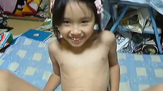 小女孩和哥哥在家脱光了玩逼玩阴蒂视频