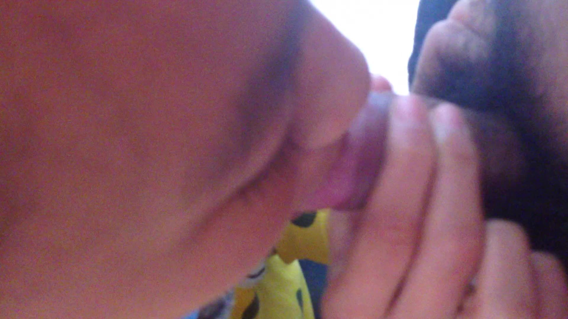 小女孩再溜冰场被刚认识的男友带去出租屋里口交口爆视频