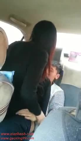 骚逼齐刘海初中生和社会屌丝户外车震3P性交做爱视频