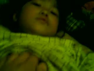 禽兽幼师戴着小女孩在办公室疯狂猥亵抚摸无毛嫩逼视频