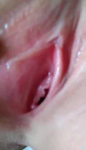 懵懂无知幼幼躺在床上用手机自拍玩弄无毛嫩逼自慰视频