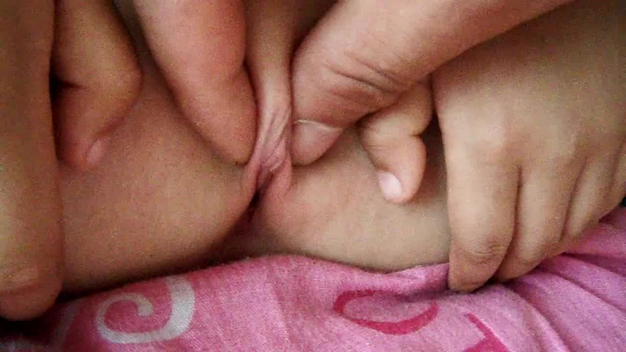 长沙农村兽父侵犯小女孩用咸猪手抚摸贫奶粉乳插进白虎嫩穴扣逼视频