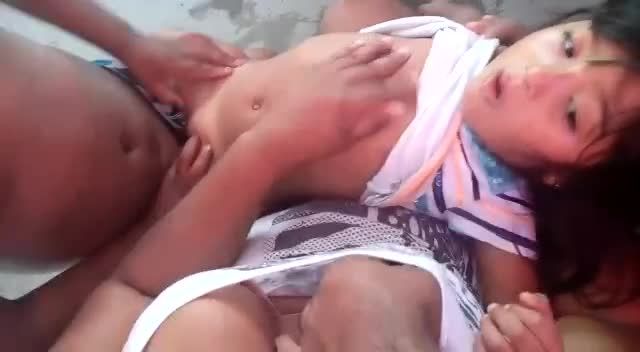 印尼父母调教儿子小鸡巴插入幼幼嫩穴爆操乱伦视频