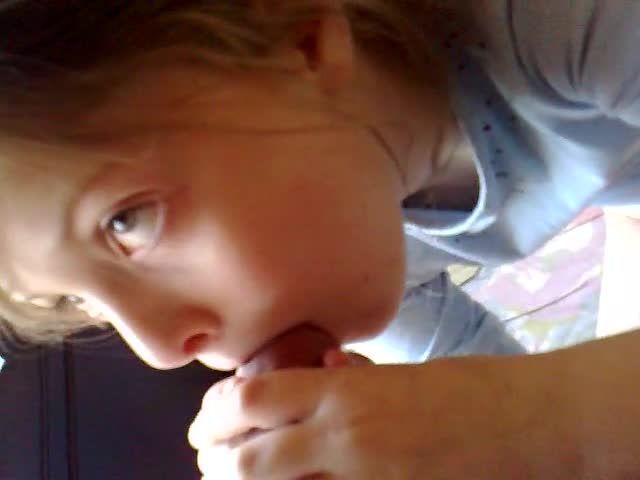 国外小女孩被诱奸操逼视频为了吃一根棒棒糖惨遭失身