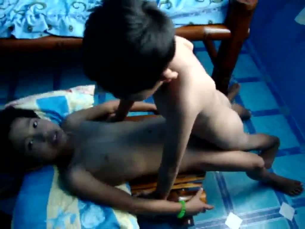 小混混威胁7岁的哥哥抽插5岁的幼女妹妹小嫩穴视频