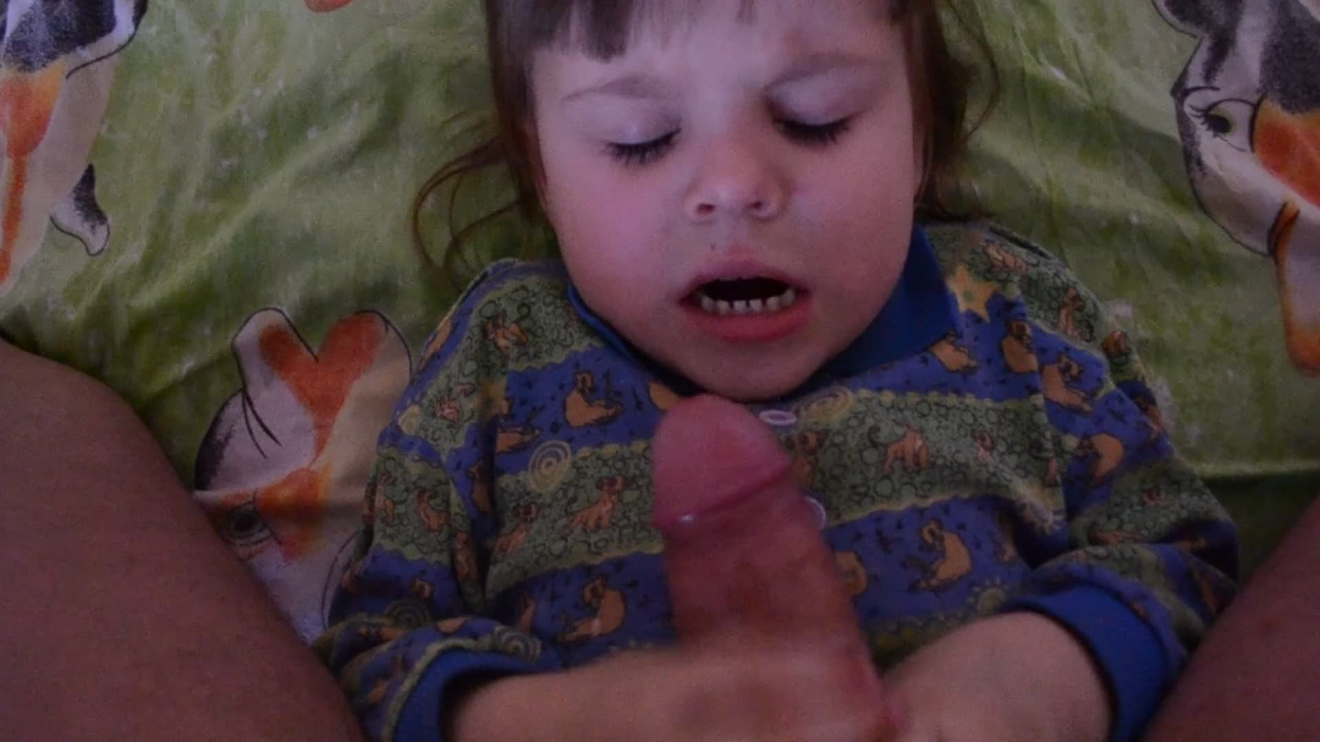 幼女手握叔叔的大鸡巴舔舐口交吞精视频