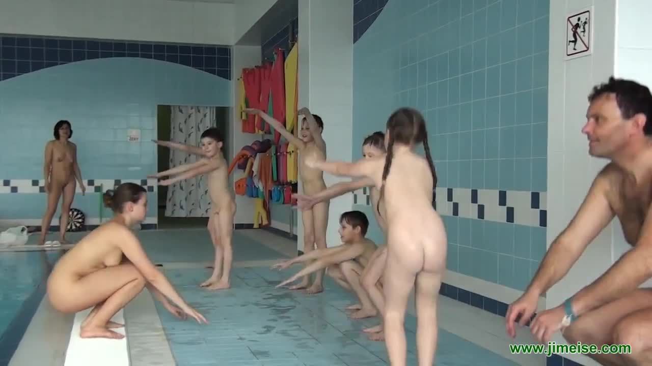 父母带着幼女和邻居的小孩一起在游泳馆参加全裸娱乐派对视频