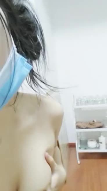 欲求不满初中生在男技师面前自淫勾引，给男技师波推舔鸡巴口交视频