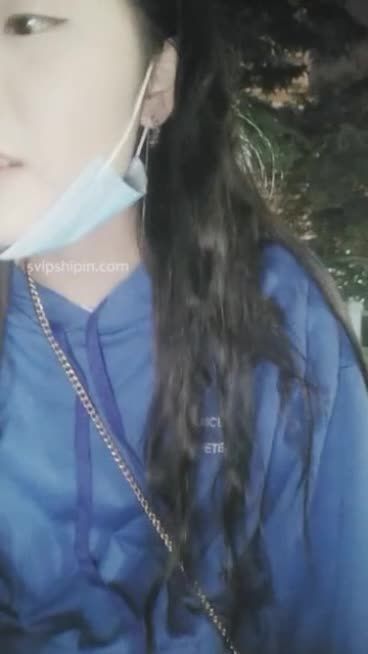 精神小妹初中生户外到处撩骚勾引陌生人发生关系视频