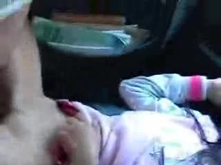 变态淫魔开车进村寻找落单幼女进行猥亵强奸视频