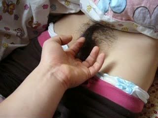 逼毛超浓密的初中生被叔叔迷晕猥亵手指抽插嫩逼视频