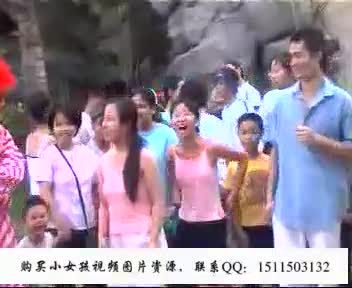 小女孩在游乐园嬉笑玩耍走光露点视频