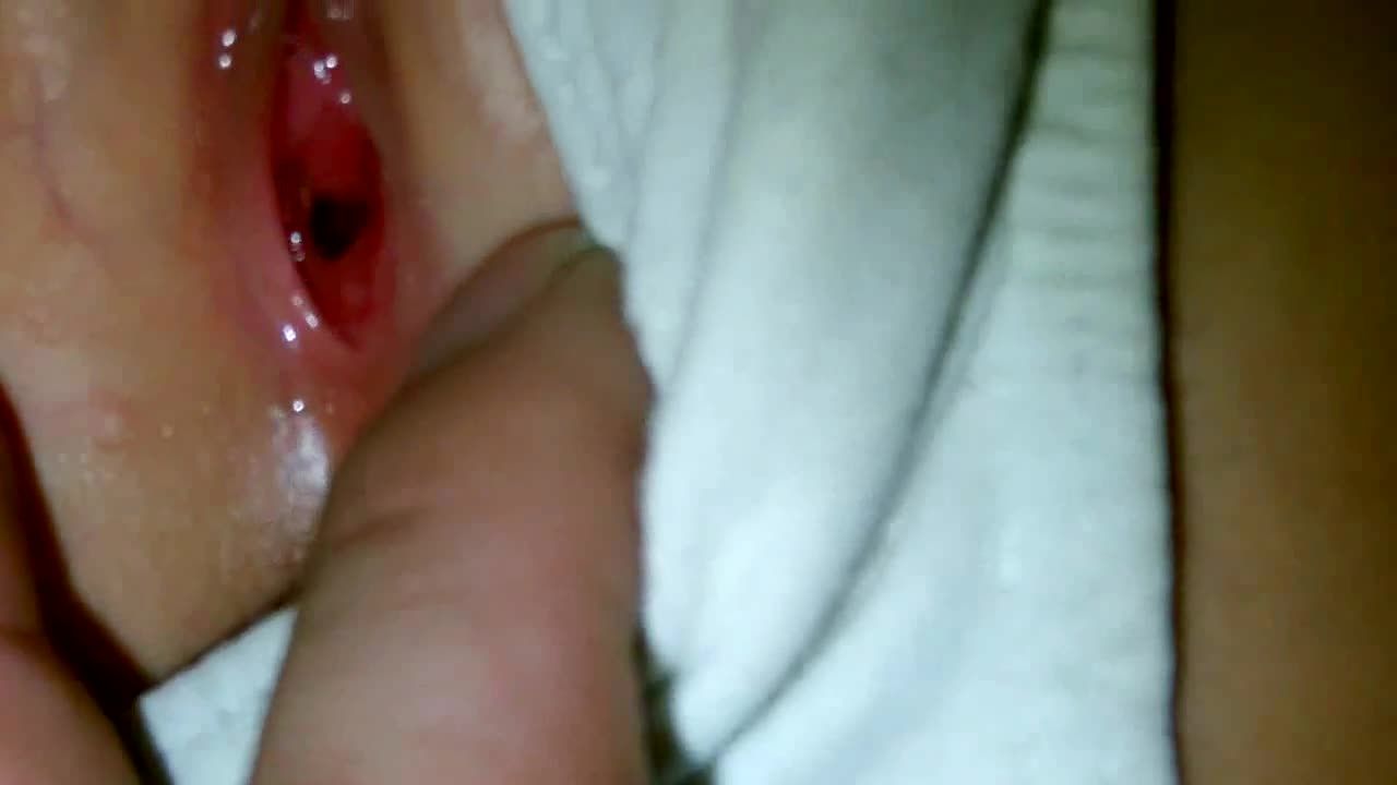 专注玩游戏的幼女被堂哥猥亵玩弄舔逼都没反应视频