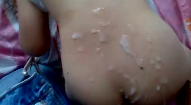 幼女皮肤白嫩的肌肤背部与臀部被喷射满满精液视频