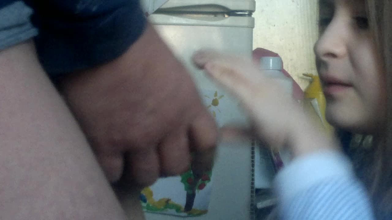 幼幼在厨房的椅子上蹲着被舅舅对着狂撸鸡巴打飞机视频