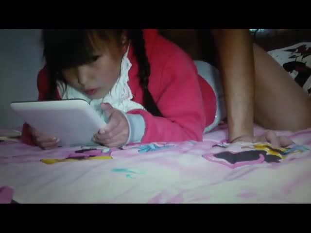 色魔鬼父就为了满足欲望对幼幼女儿下手无套内射视频