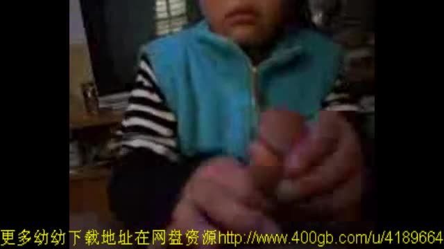 贵州农村小女孩给哥哥撸屌深喉口交，用舌头清理滂臭的大鸡巴视频