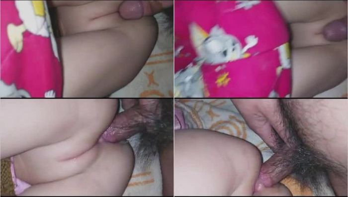 妈妈去赶集后幼幼被父亲用鸡巴插入屁眼肛交内射视频