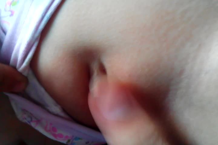 舅舅扒开幼幼可爱卡通内裤用手猥亵玩弄撩逗小嫩穴视频