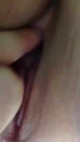 小胖妞幼幼抓弄撩逗她那比成年人大的巨乳，用手指扣穴自慰视频