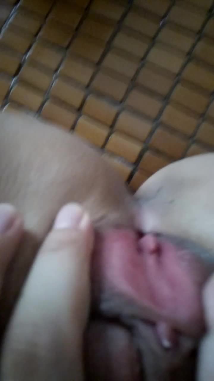 穿着三点式的初中生在房间床上揉捏奶头扣逼自慰视频