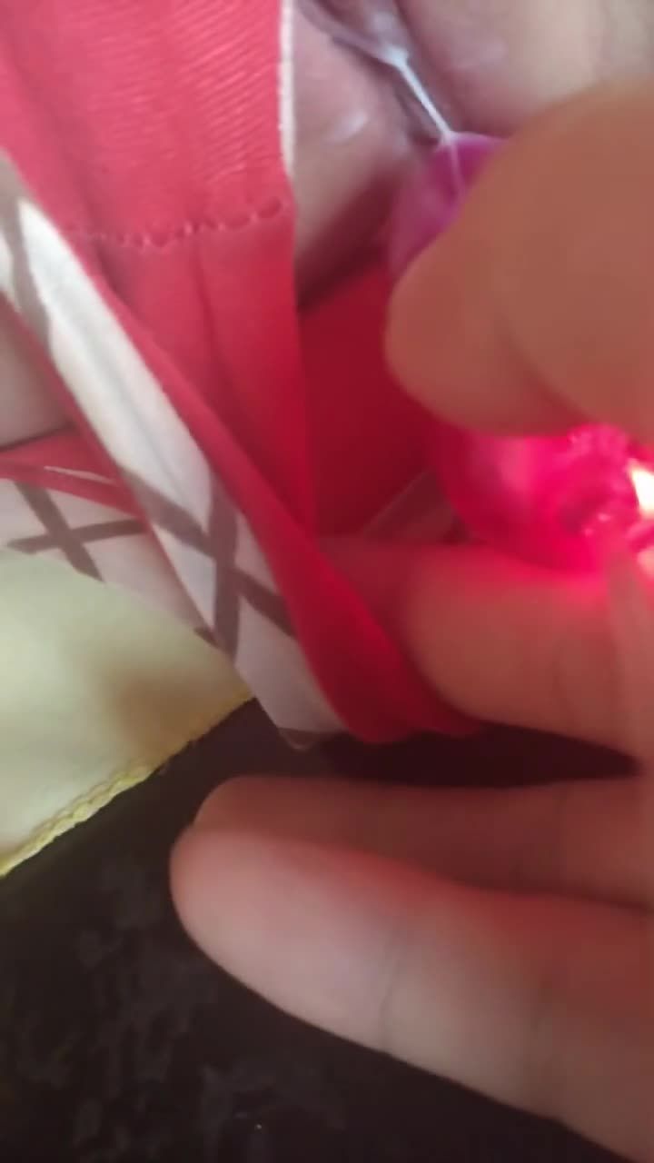 红色内裤幼幼被跳蛋玩弄刺激流出浓稠白浆视频