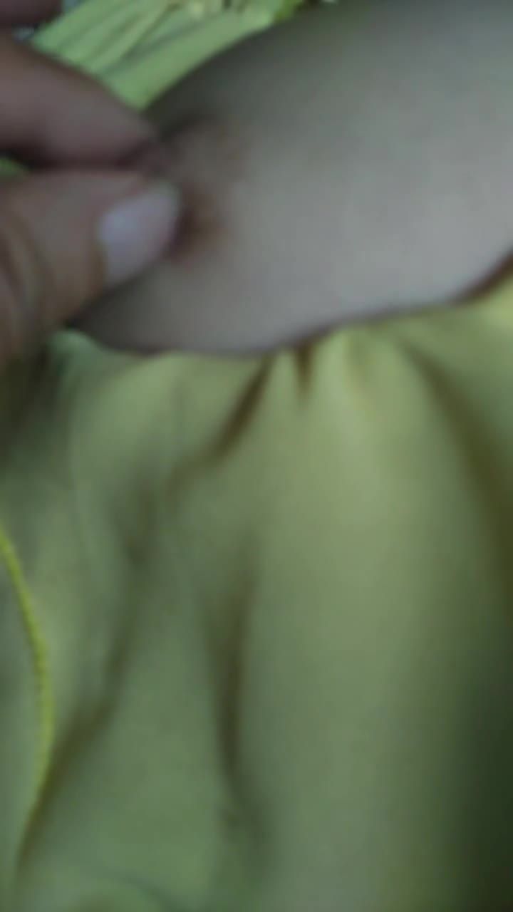 初中生和男友语音通话时被炮友不停骚扰揉胸捏乳头视频