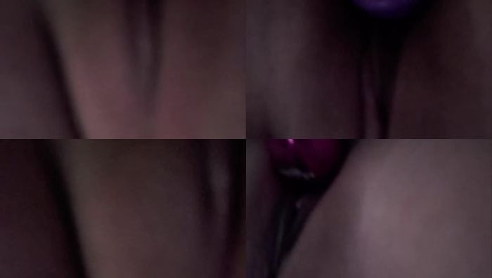 幼幼把小型震动棒塞入阴道后又继续用按摩棒刺激阴蒂自慰视频