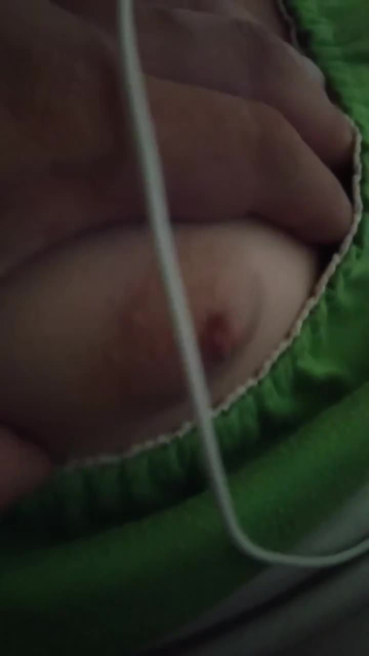 男友一边刷视频一边捏初中生的巨乳黑奶头视频