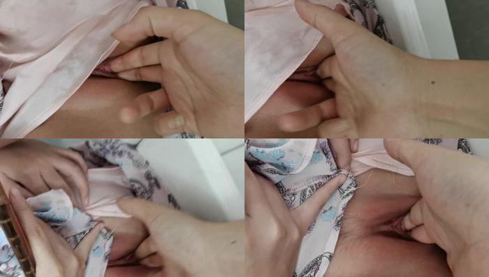 小女孩穿着粉色轻薄衣服看着黄片被姐夫用手指调教开发粉色嫩穴视频