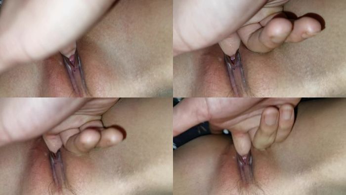 小女孩主动敞开双腿给哥哥用手指狂扣水嫩蜜穴视频