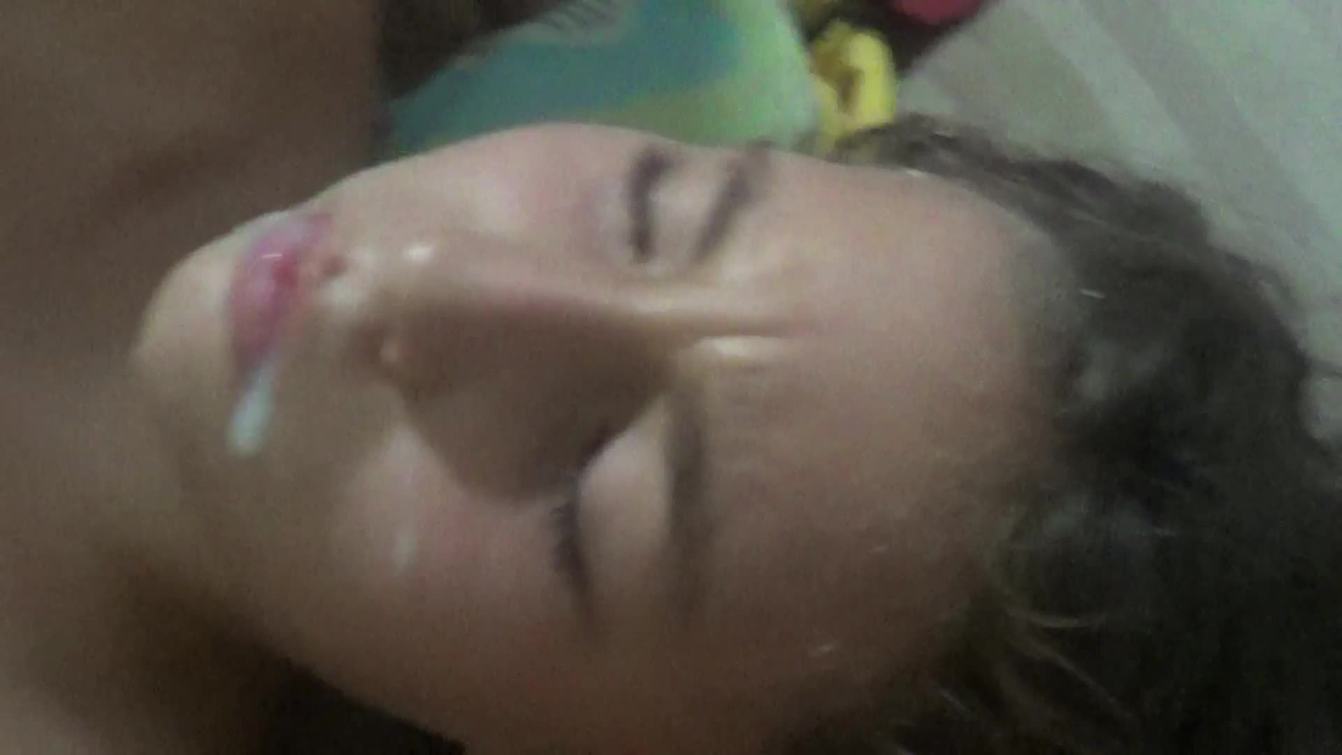 欧美高颜值骚货幼女在脏兮兮的床上被无套抽插颜射视频