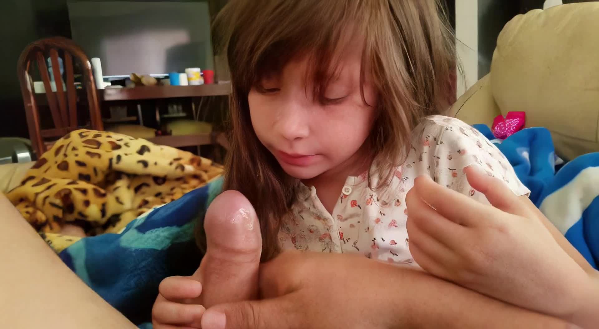 欧美小萝莉幼幼被鬼迷心窍的鬼父诱骗到嗦舔口交大鸡巴视频