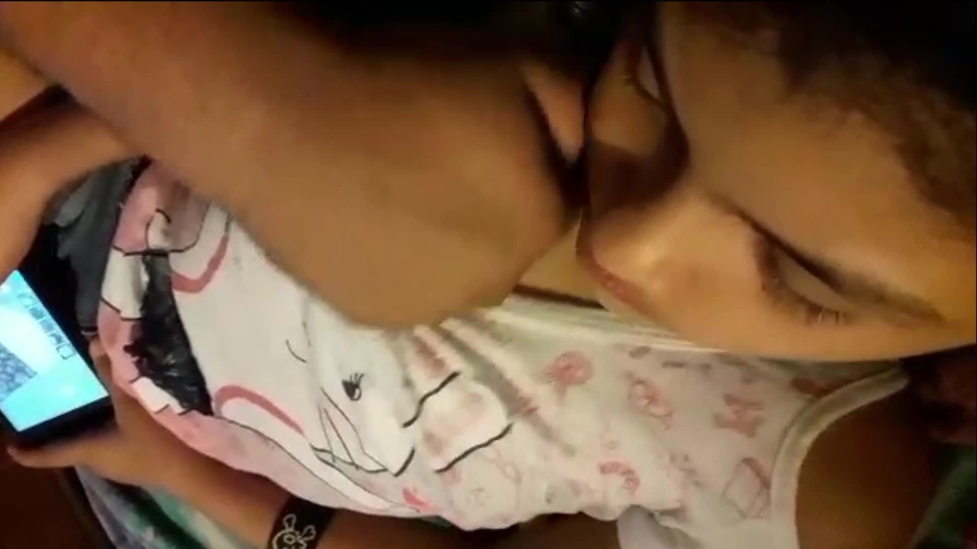 欧美父亲因太过无聊于是伸手玩弄躺在自己大腿上的幼女的嫩乳视频