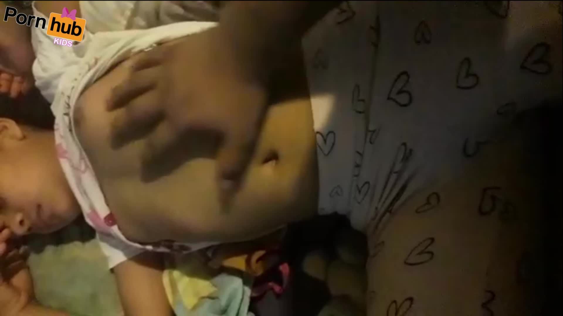 欧美无业游民的兽父利用小女孩拍摄一些违背伦理的色情影片上传到网上获利视频