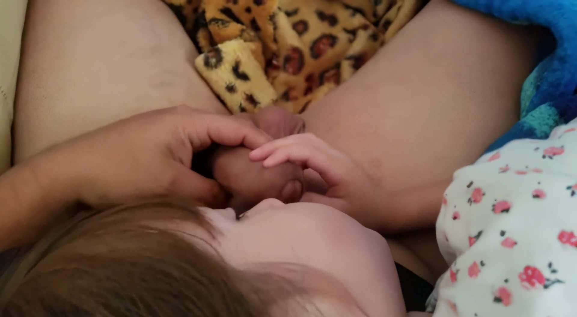 欧美稚嫩萝莉幼女躺在裸体哥哥怀里舔鸡巴口交视频