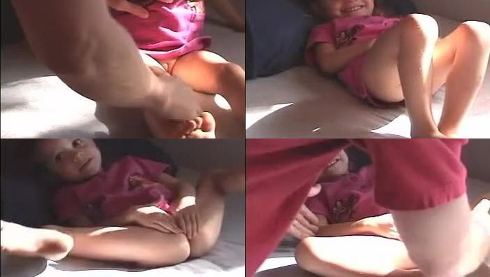 欧美幼幼在阳光明媚的光线下给舅舅嗦舔巨根大屌视频