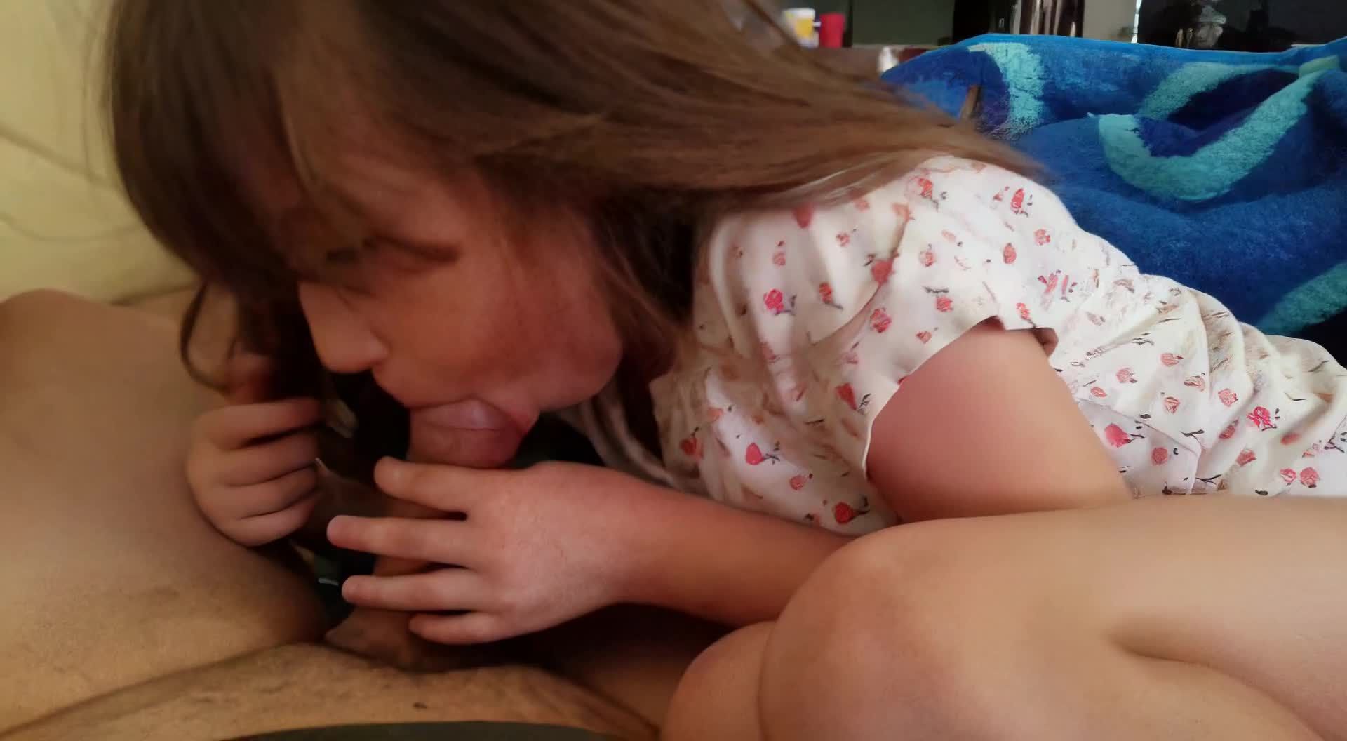 欧美可爱萝莉幼女给舅舅手淫舔屌口爆视频