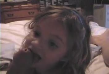 欧美芭比娃娃幼女一脸喜悦的给哥哥舔屌口交视频