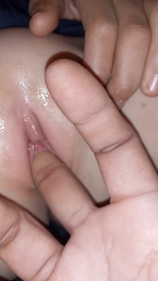 幼幼被叔叔猥亵手扣密穴，水声如溪水哗哗视频