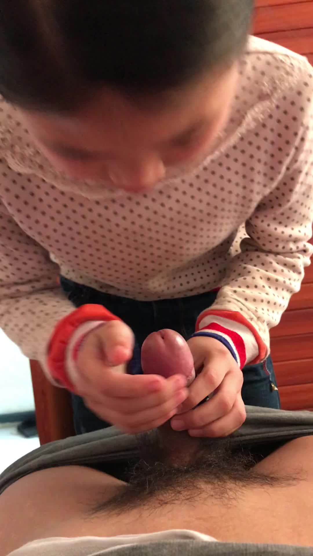 小女孩就为了能玩会手机给堂哥舔屌口交视频