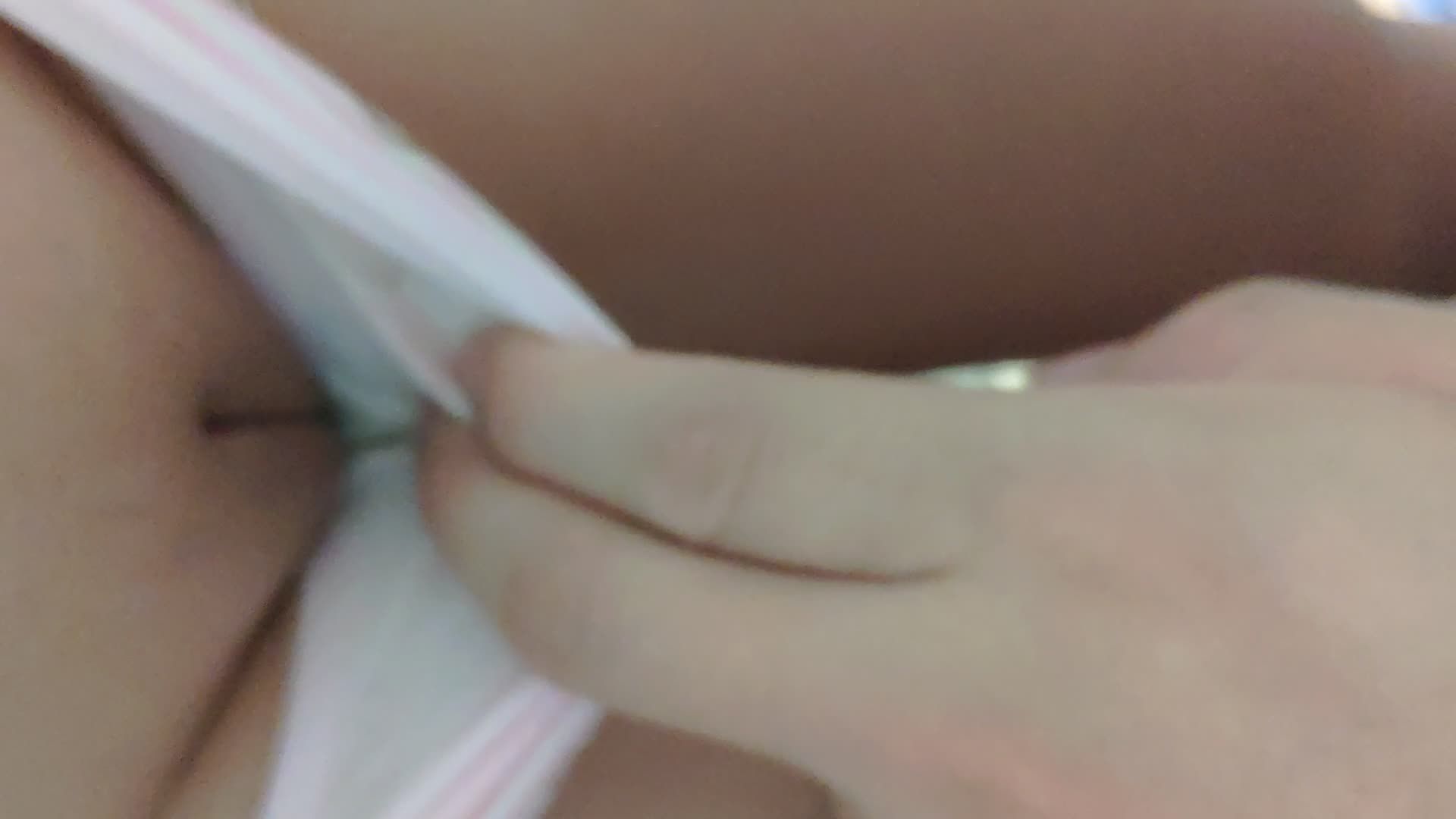 单纯可爱幼女坐在地上和仓鼠玩耍时被邻居哥哥猥亵玩弄蜜穴视频