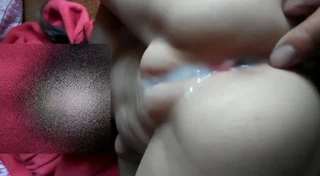 幼幼姐妹全身赤裸在床上玩耍，被舅舅猥亵玩弄白皙稚嫩身躯视频