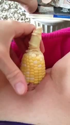 小女孩用整条玉米缓慢旋转插入白虎肉穴自慰视频