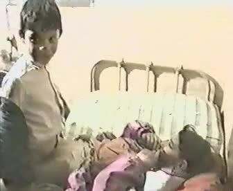 欧美小女孩和小男孩弟弟偷吃禁果乱伦性交视频