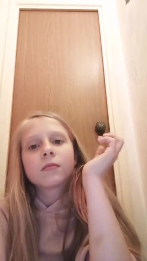 欧美小女孩躲在厕所里直播露出纤细柔美的腰身和浑圆而结实的臀部视频