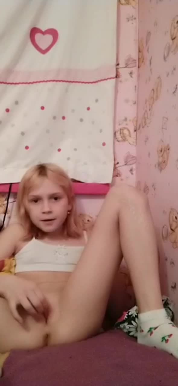 欧美有些一头柔顺金色短发的幼幼使用姐姐的账号直播扣穴自慰视频